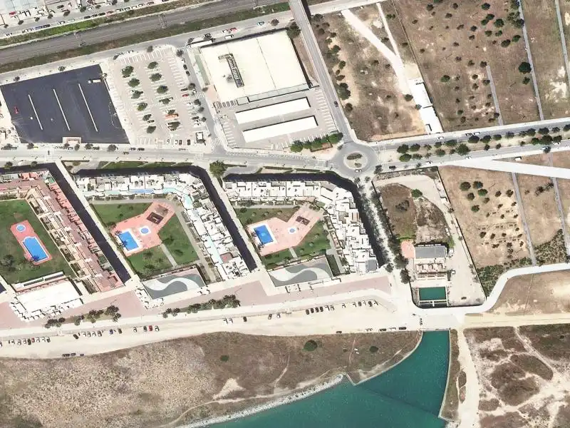 Piso con ascensor en venta en Sector Residencial Les Salines calle Peatonal C, G y Paseo Martítimo escalera 5 bajos 1ª, imagen 2