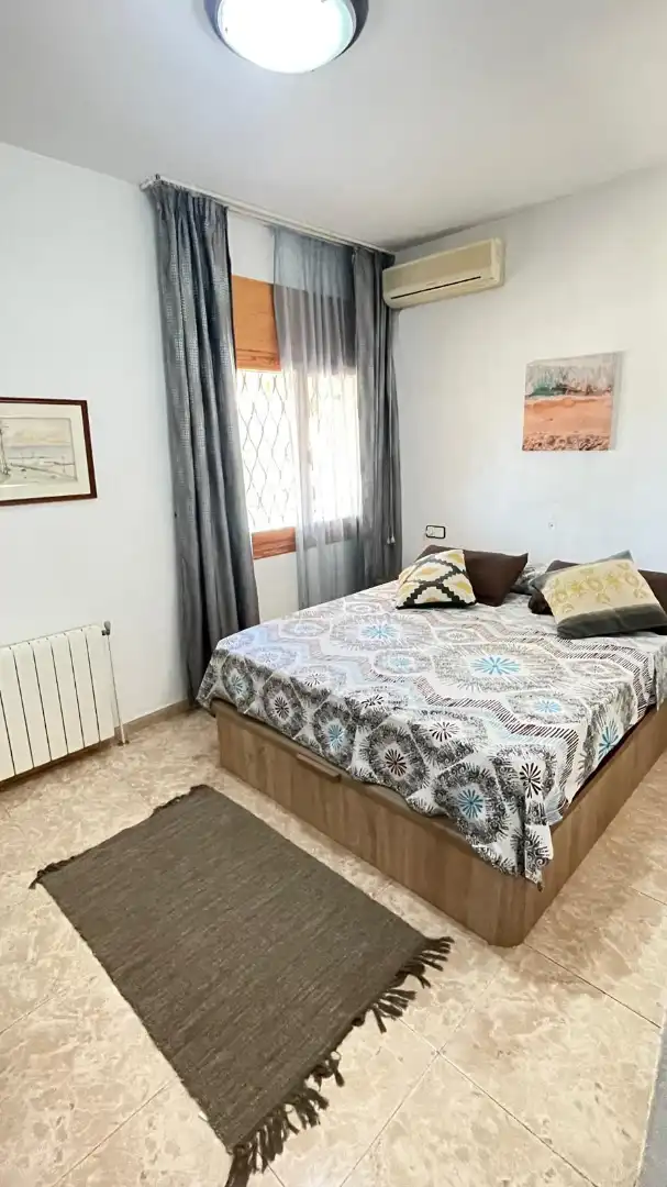 Dormitori de Casa o xalet de lloguer en El Campello amb Aire condicionat, Calefacció i Jardí privat
