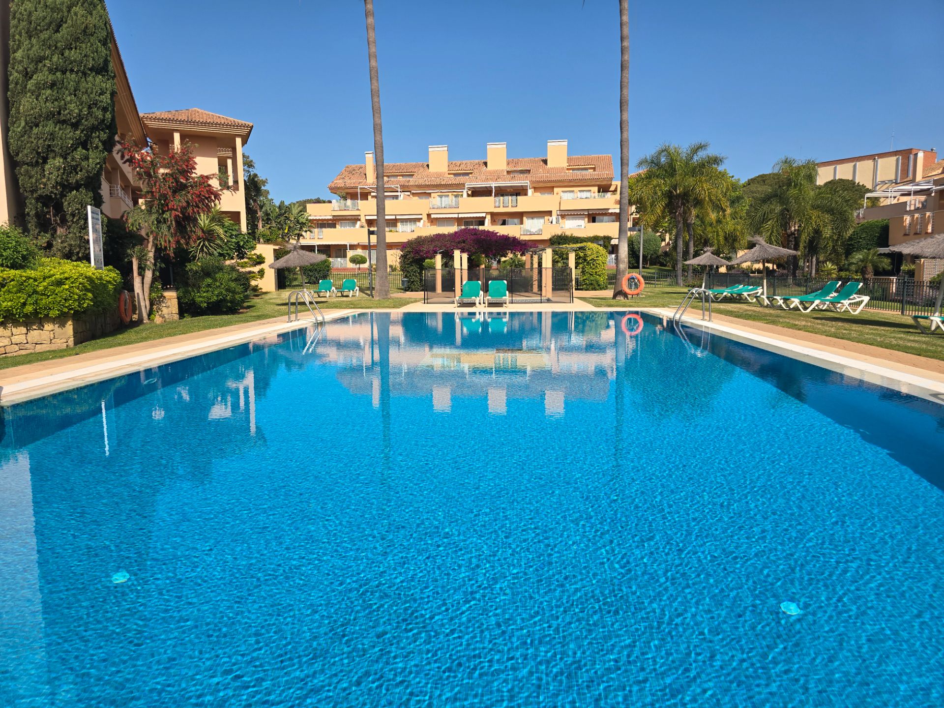 Piscina de Pis en venda en Marbella amb Aire condicionat, Calefacció i Terrassa