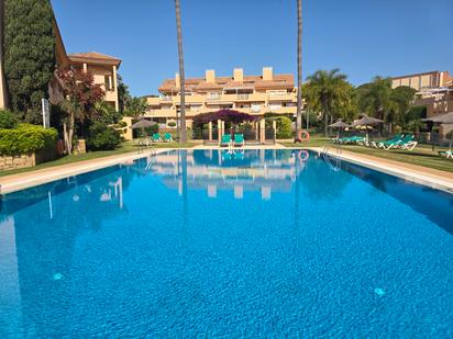 Piscina de Pis en venda en Marbella amb Aire condicionat, Calefacció i Terrassa