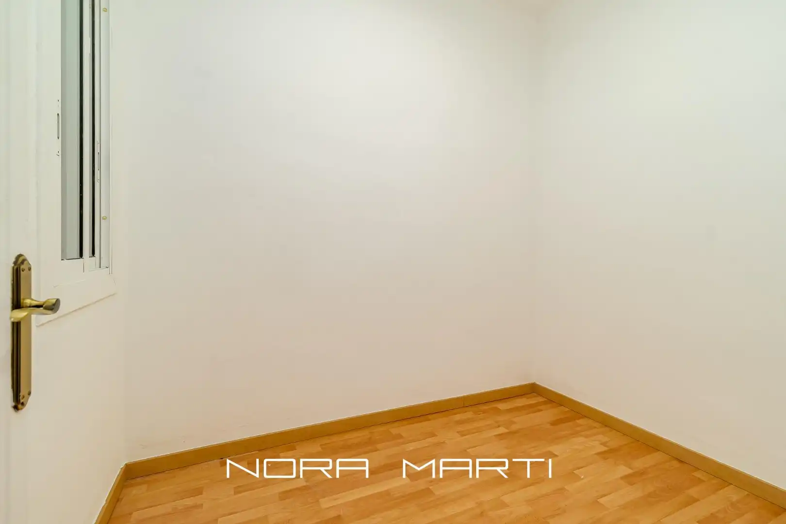 Wohnung zum Verkauf in Barcelona mit Klimaanlage, Parkett und Terrasse