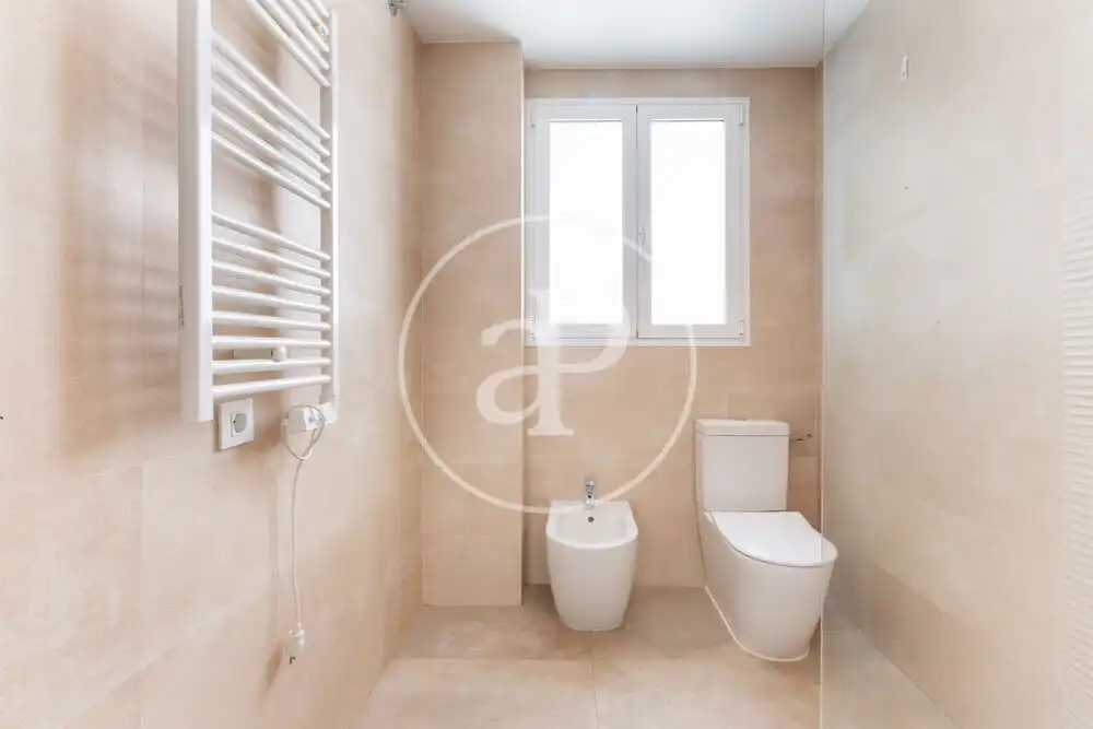 Badezimmer von Wohnung zur Miete in Valencia mit Klimaanlage, Terrasse und Abstellraum