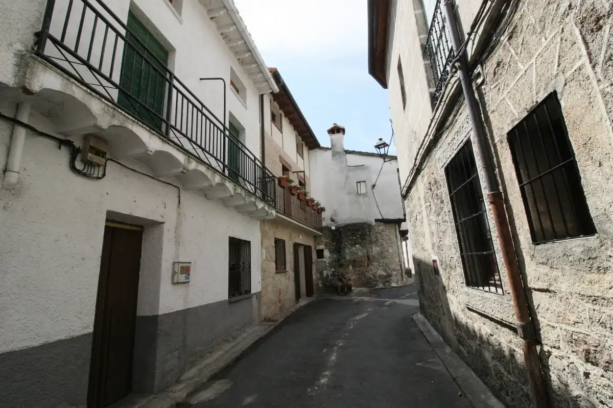 Vista exterior de Casa o xalet en venda en El Hornillo  amb Balcó
