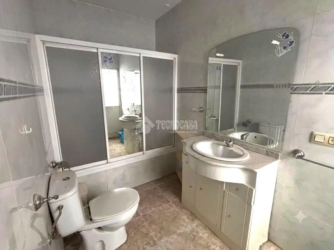 Badezimmer von Einfamilien-Reihenhaus zum Verkauf in Jódar mit Abstellraum und Balkon
