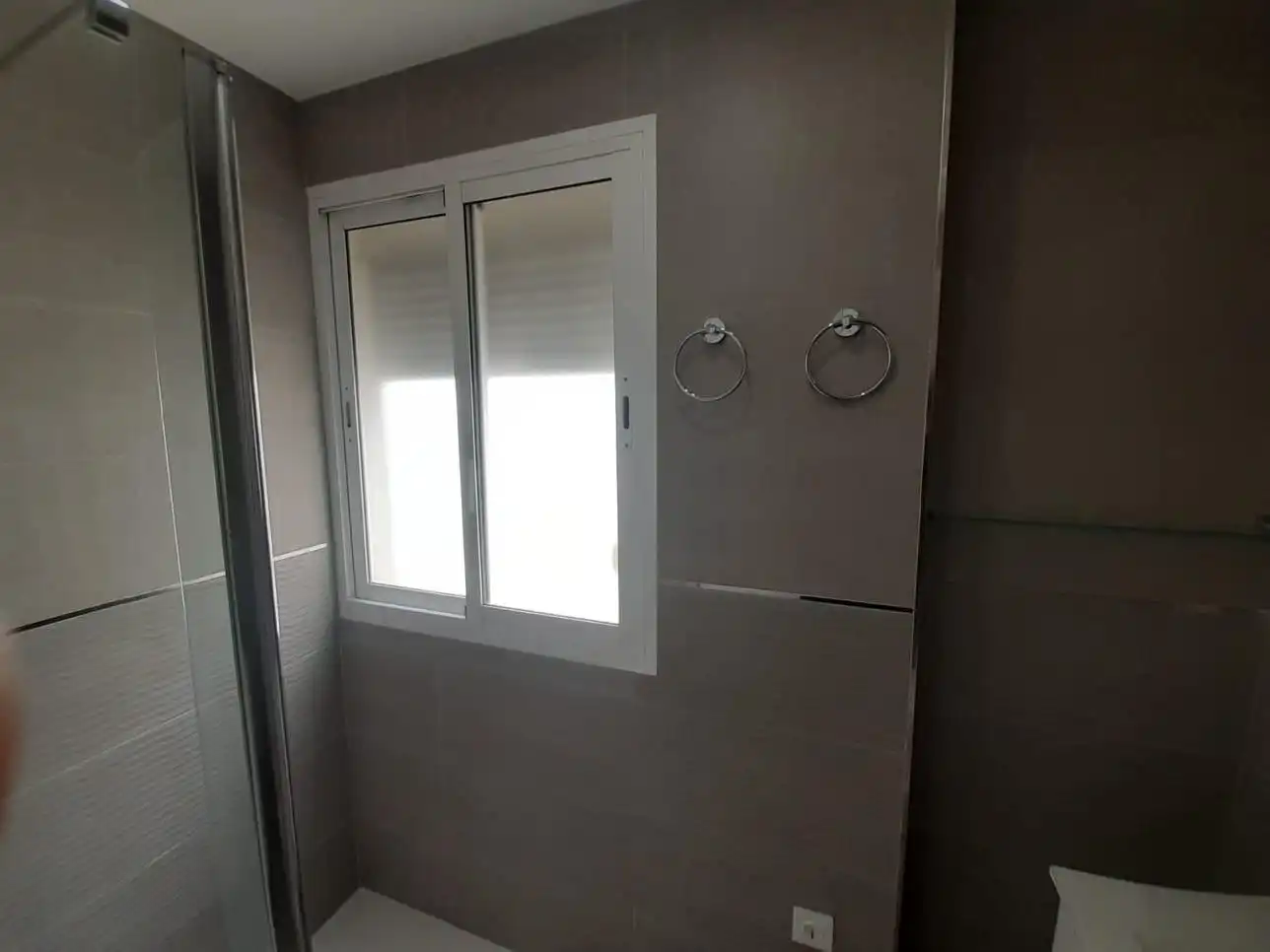 Baño de Ático en venta en Dos Hermanas con Aire acondicionado, Terraza y Alarma