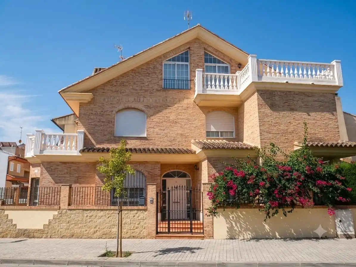 Casa aparellada amb jardí en venda a Sagunto ciudad
