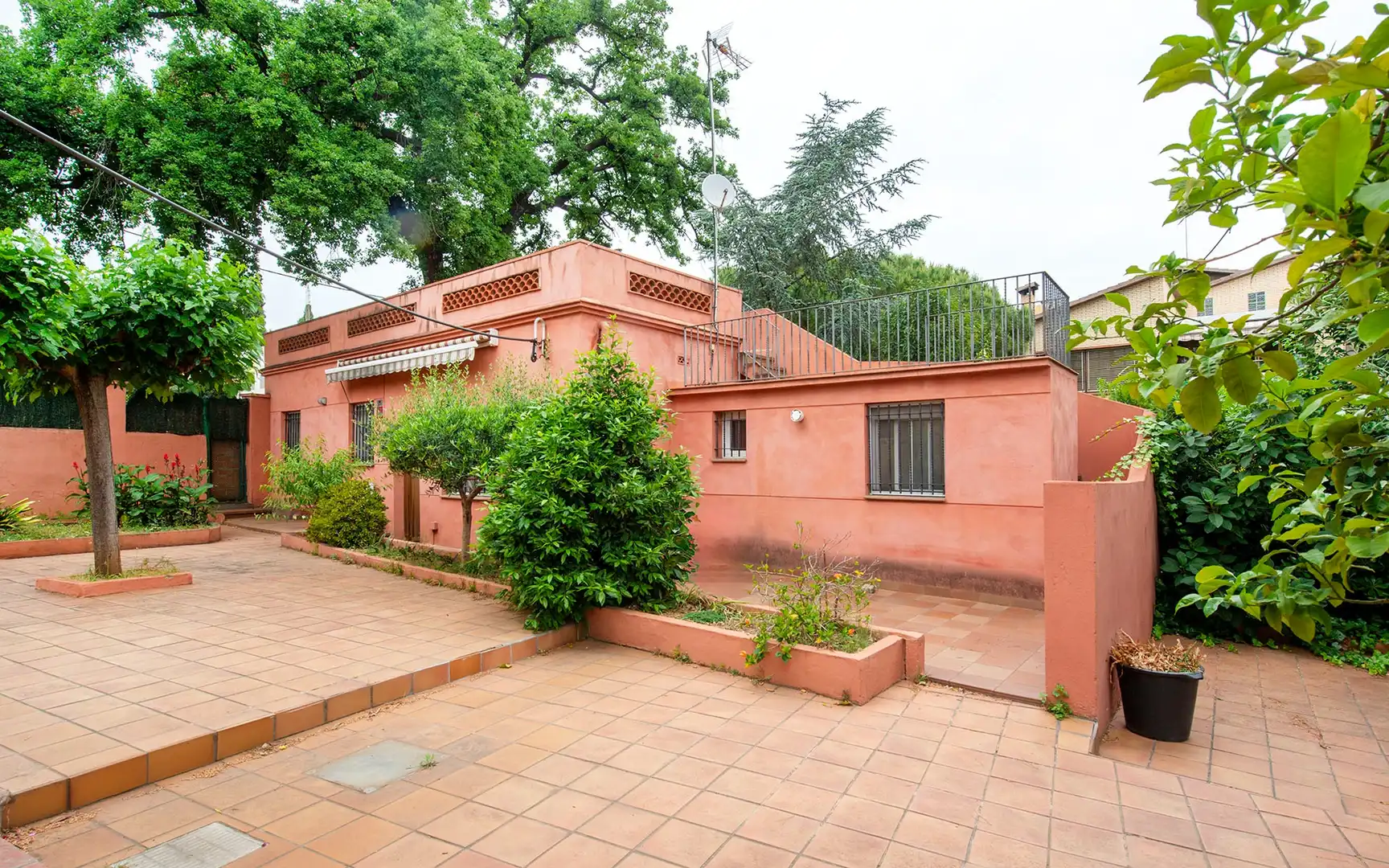 Außenansicht von Haus oder Chalet zum Verkauf in Sant Boi de Llobregat mit Privatgarten und Terrasse