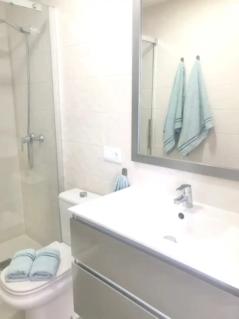 Badezimmer von Wohnung zur Miete in Nigrán mit Heizung, Terrasse und Abstellraum