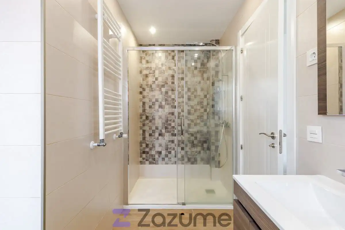 Badezimmer von Wohnung zur Miete in Madrid mit Klimaanlage, Heizung und Terrasse