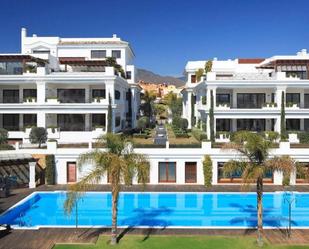 Vista exterior de Apartament de lloguer en Estepona amb Aire condicionat, Terrassa i Piscina