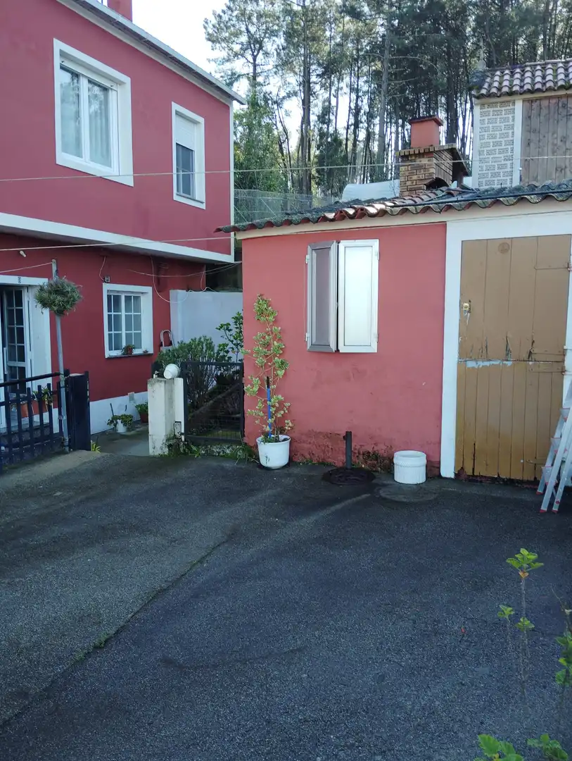 Vista exterior de Casa o xalet en venda en Noia amb Terrassa i Moblat