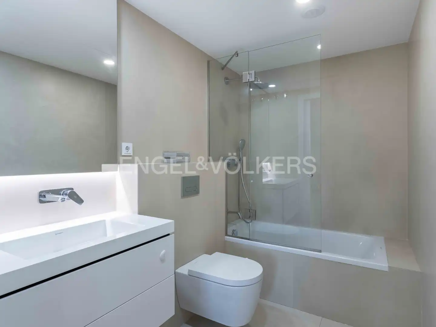 Bathroom of Attic for rent in Barcelona  with Air Conditioner, Heating and Parquet flooring
