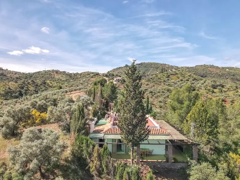 Vista exterior de Casa o xalet en venda en Guaro amb Jardí privat i Piscina