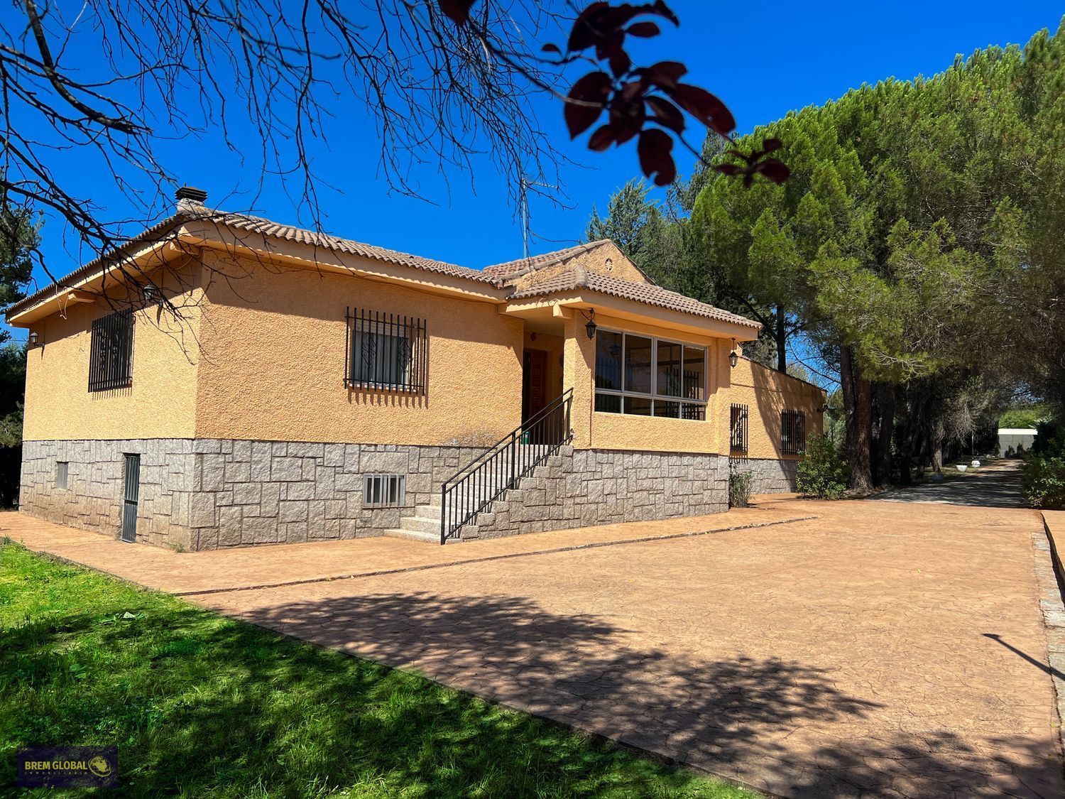 Exterior view of House or chalet for sale in Lozoyuela-Navas-Sieteiglesias  with Private garden, Storage room and Community pool