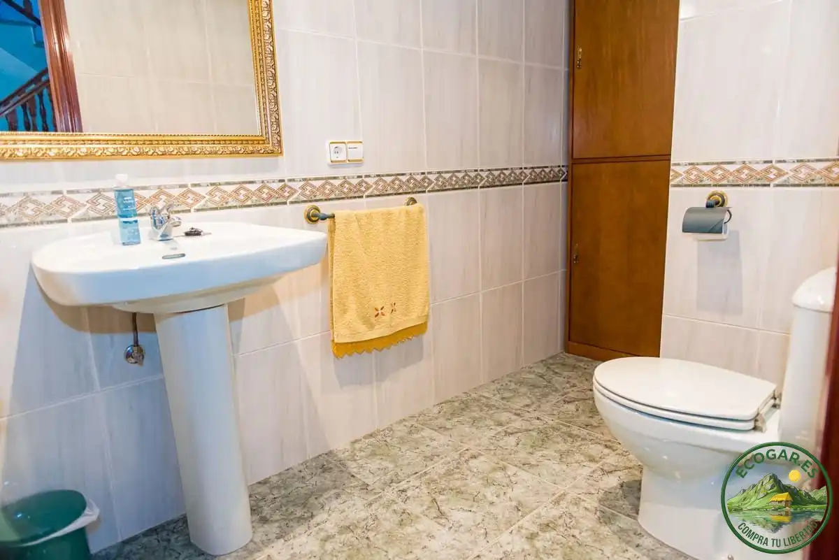 Bany de Casa o xalet en venda en Torre del Bierzo amb Aire condicionat, Calefacció i Jardí privat