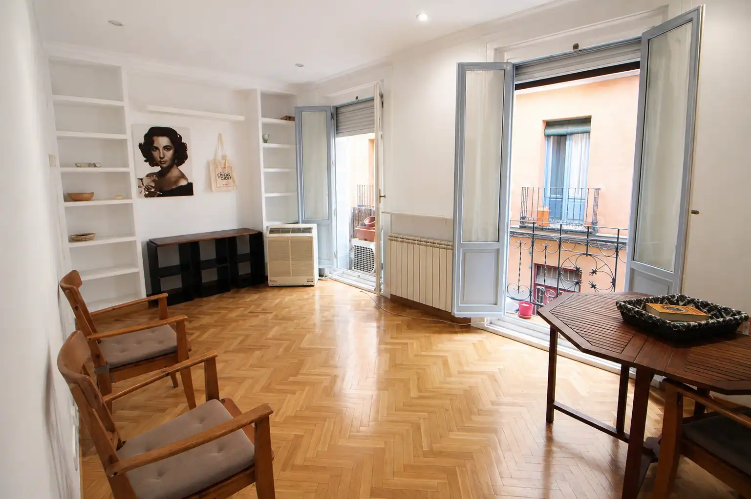 Living room of Flat for sale in Madrid  with Air Conditioner, Heating and Parquet flooring