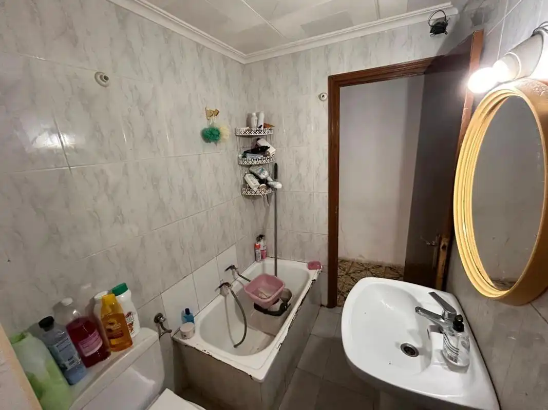 Badezimmer von Wohnungen zum Verkauf in Alicante / Alacant mit Klimaanlage
