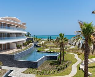 Vista exterior de Àtic en venda en Estepona amb Aire condicionat, Terrassa i Piscina