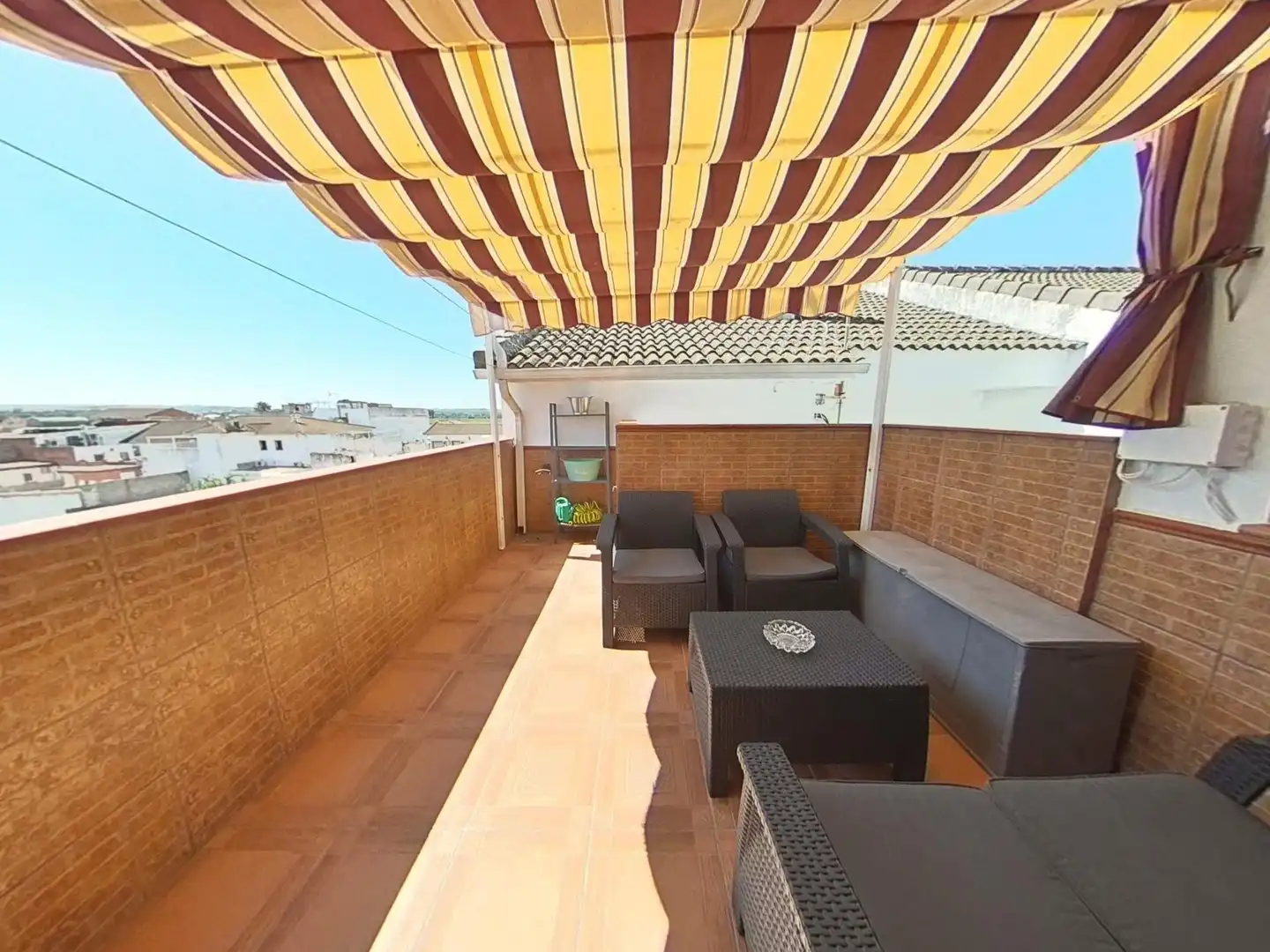 Terrasse von Einfamilien-Reihenhaus zum Verkauf in Almodóvar del Río mit Klimaanlage, Heizung und Terrasse