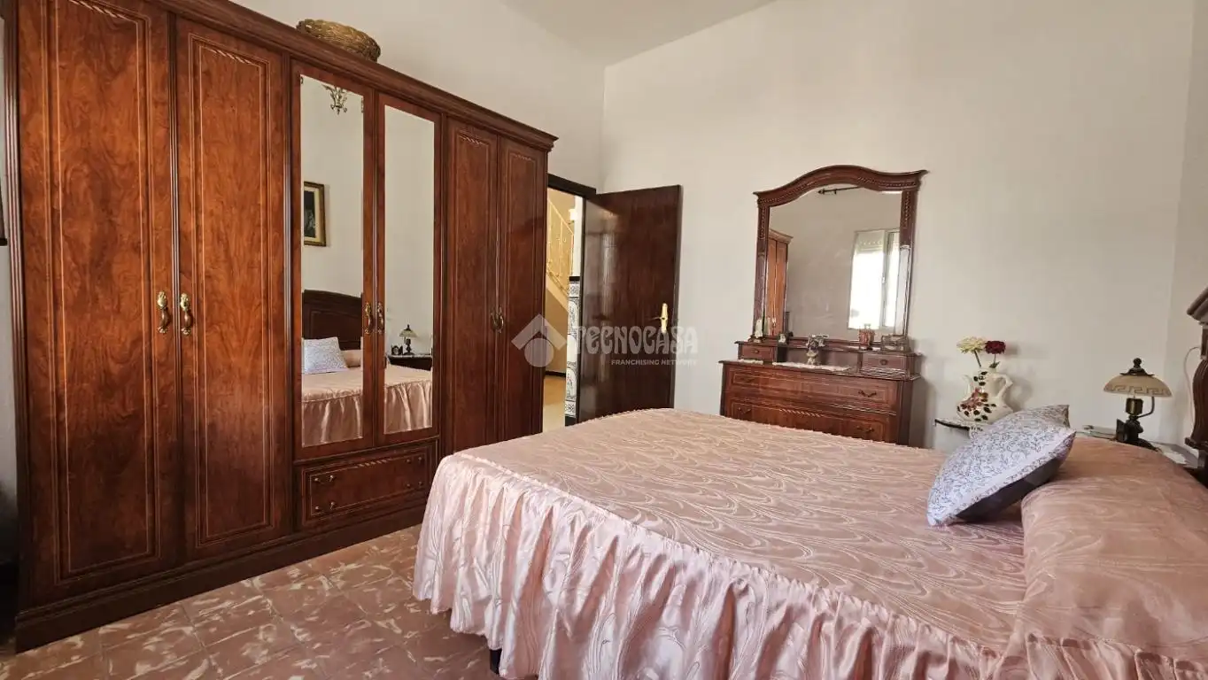 Casa aparellada amb terrassa en venda a Villanueva del Ariscal, imagen 16