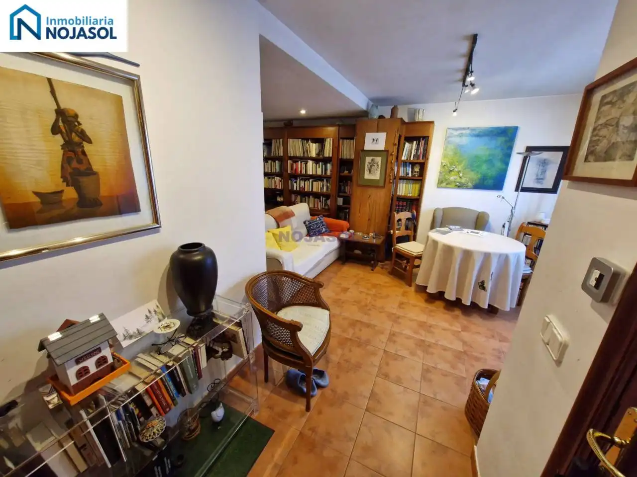 Sala d'estar de Casa adosada en venda en Escalante amb Calefacció, Jardí privat i Parquet