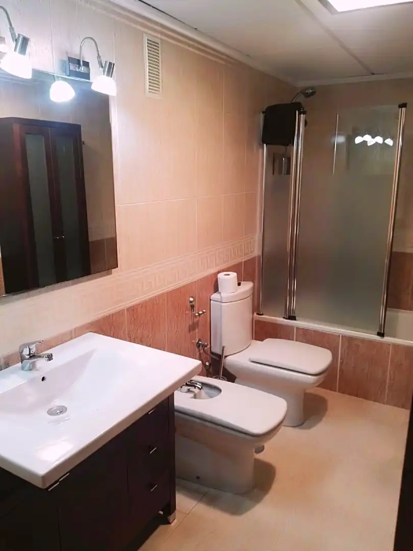 Baño de Piso en venta en Granada con Aire acondicionado, Calefacción y Amueblado
