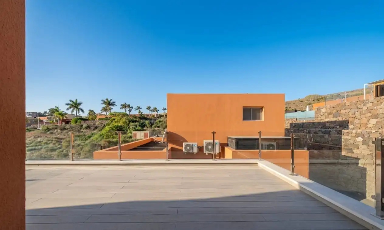 Vista exterior de Casa o xalet en venda en San Bartolomé de Tirajana amb Aire condicionat, Jardí privat i Terrassa