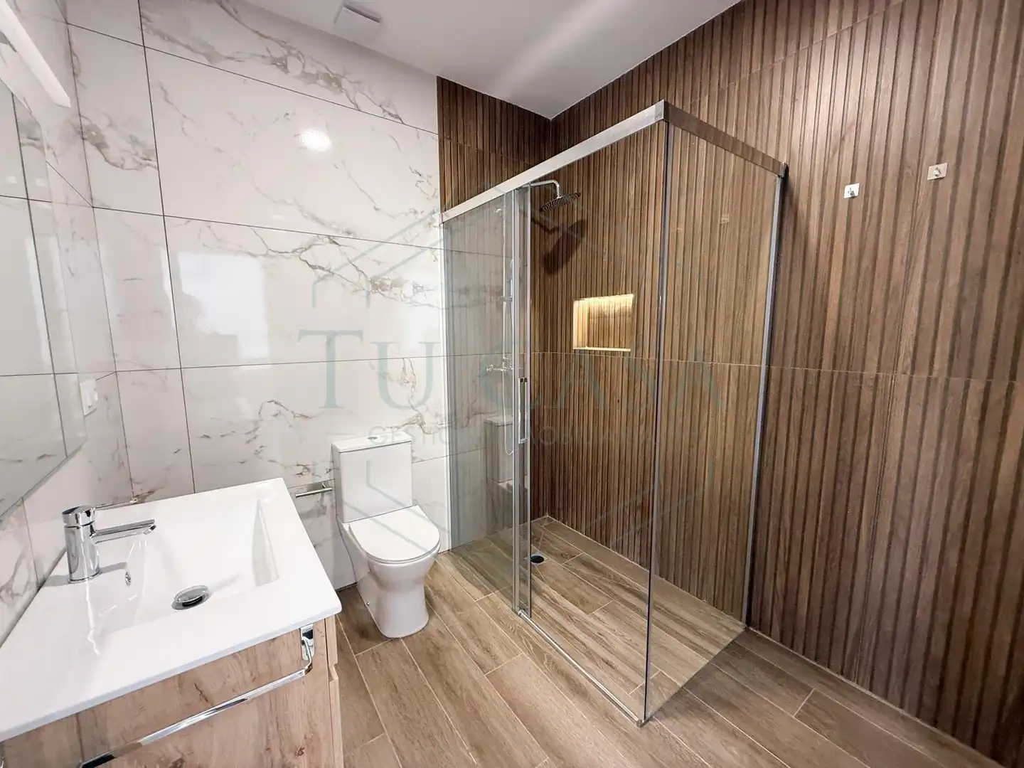 Badezimmer von Wohnungen zur Miete in Chiclana de la Frontera mit Klimaanlage und Möbliert