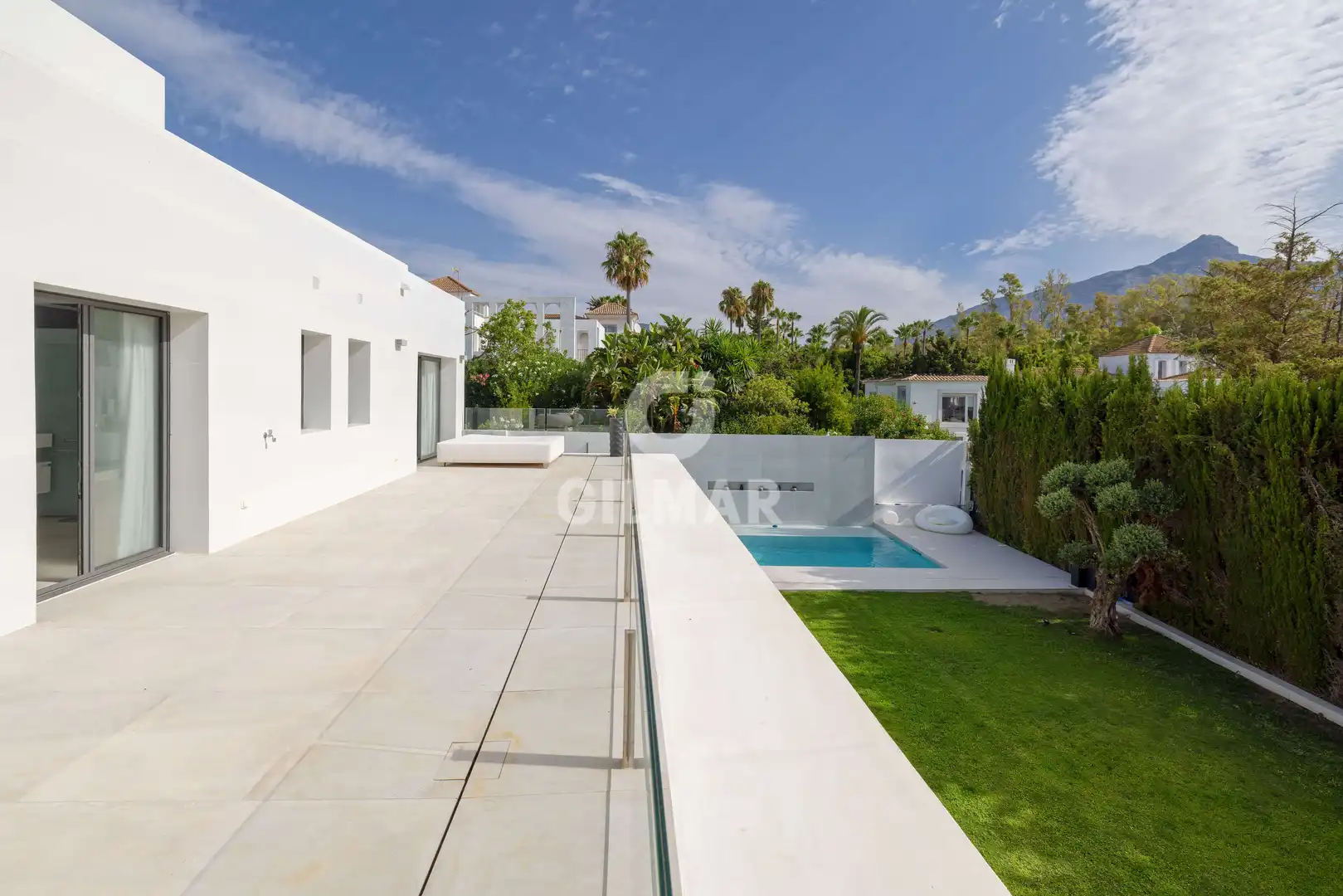 Vista exterior de Casa o xalet en venda en Marbella amb Calefacció, Jardí privat i Piscina