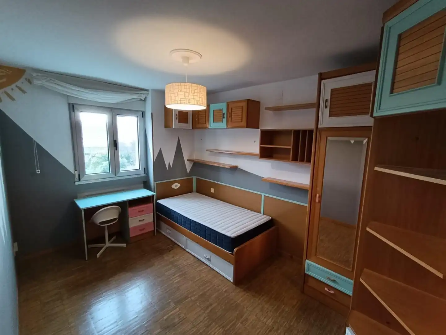 Dormitori de Pis en venda en Gijón  amb Calefacció, Parquet i Traster