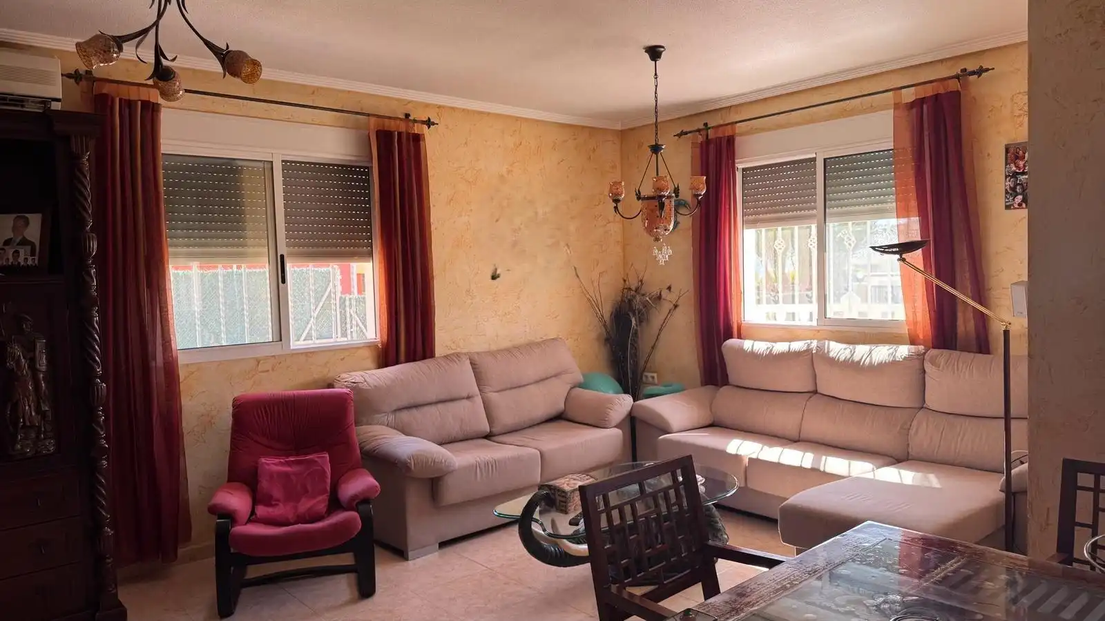 Sala d'estar de Casa o xalet en venda en Orihuela amb Aire condicionat, Jardí privat i Traster