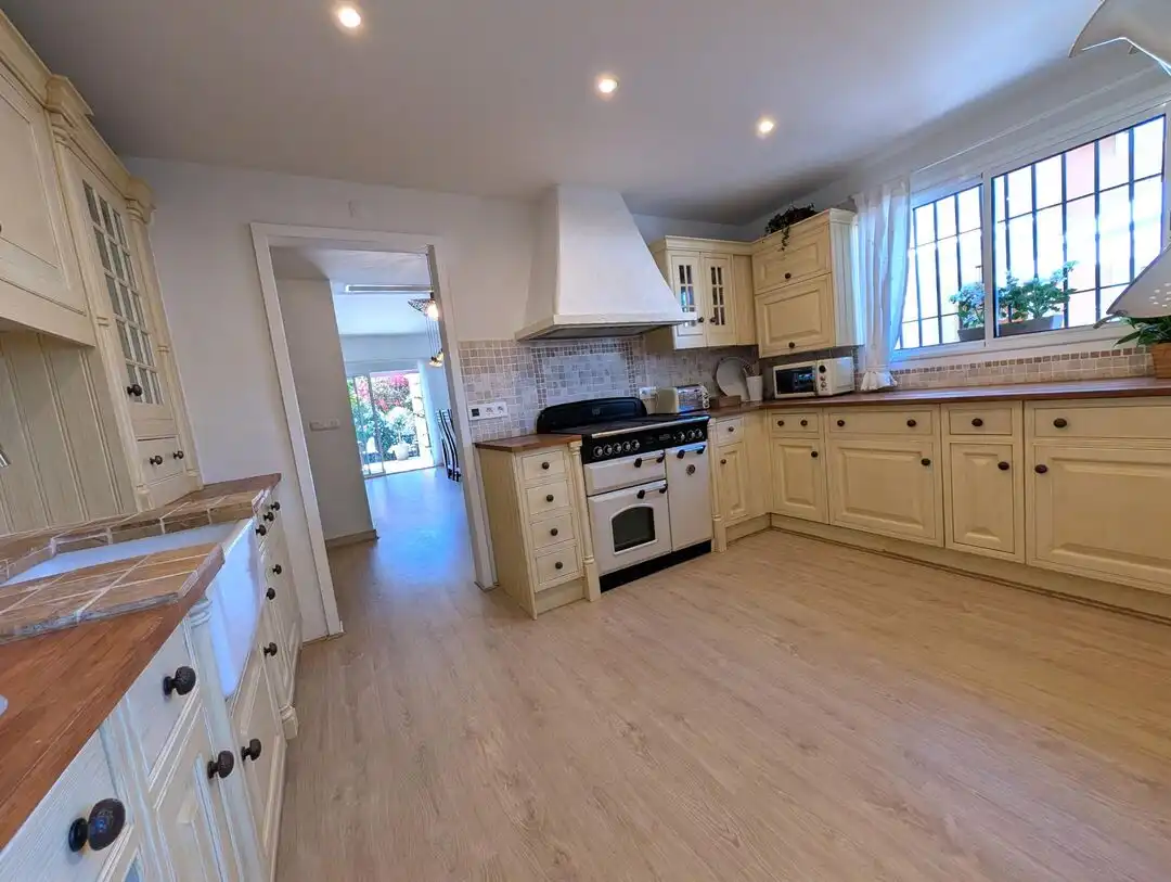 Cocina de Casa o chalet en venta en La Alcaidesa con Aire acondicionado, Calefacción y Jardín privado