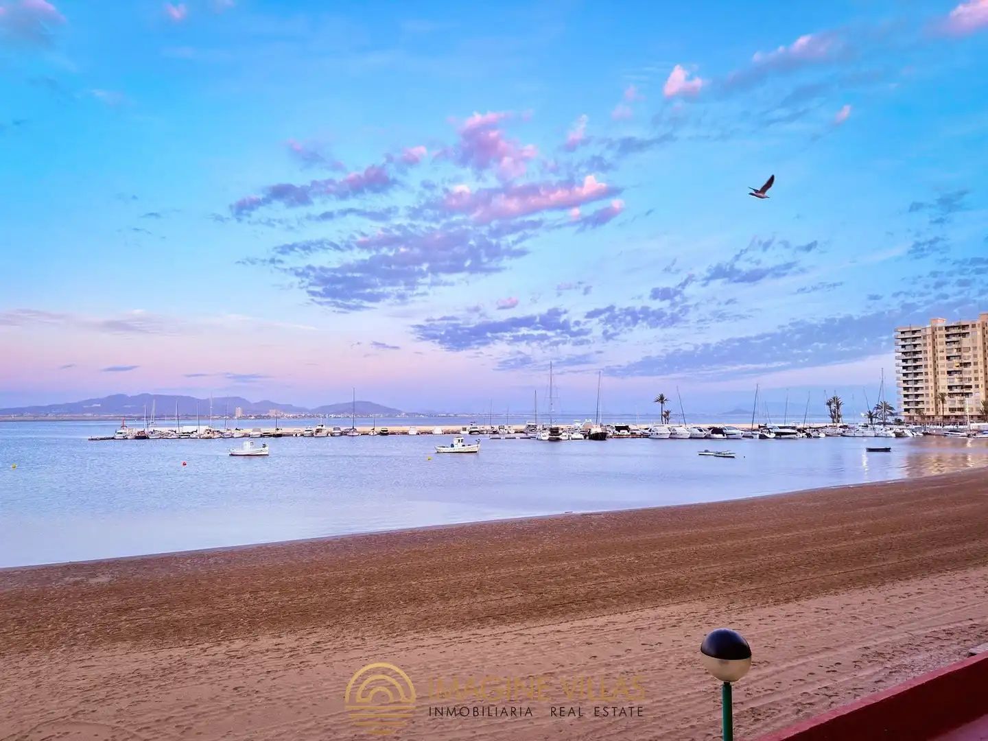Vista exterior de Apartamento en venta en La Manga del Mar Menor con Amueblado y Piscina comunitaria