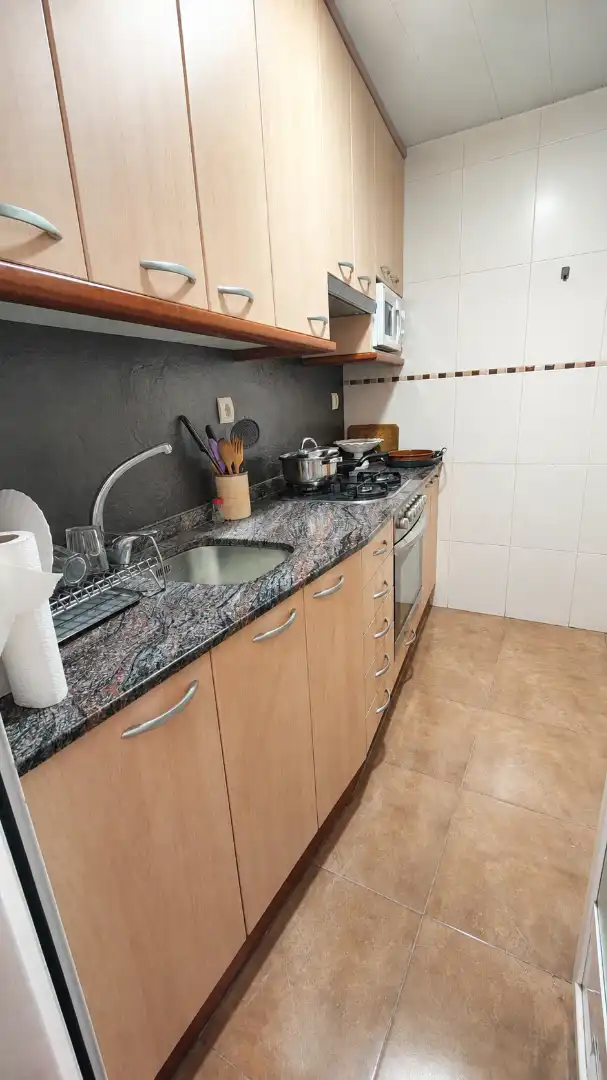 Cuina de Pis en venda en Barcelona amb Moblat, Forn i Microones
