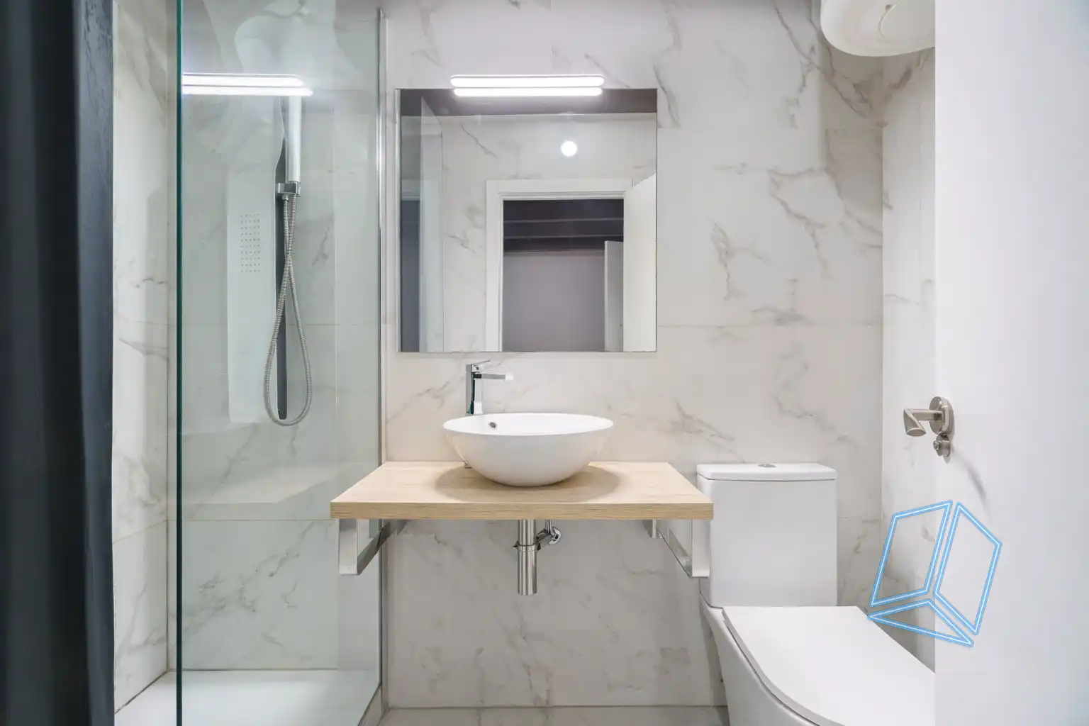 Badezimmer von Erdgeschoss zum Verkauf in Barcelona mit Terrasse