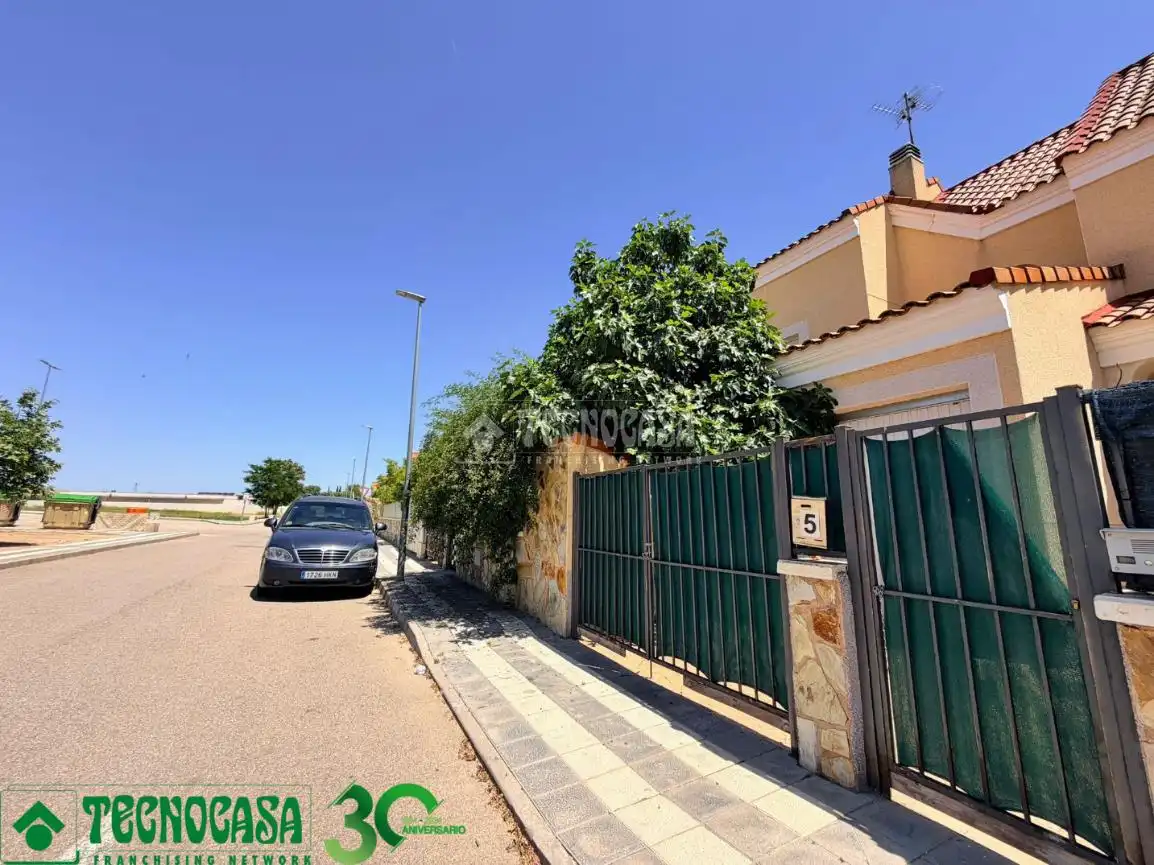 Vista exterior de Casa adosada en venta en Albarreal de Tajo con Aire acondicionado y Jardín privado