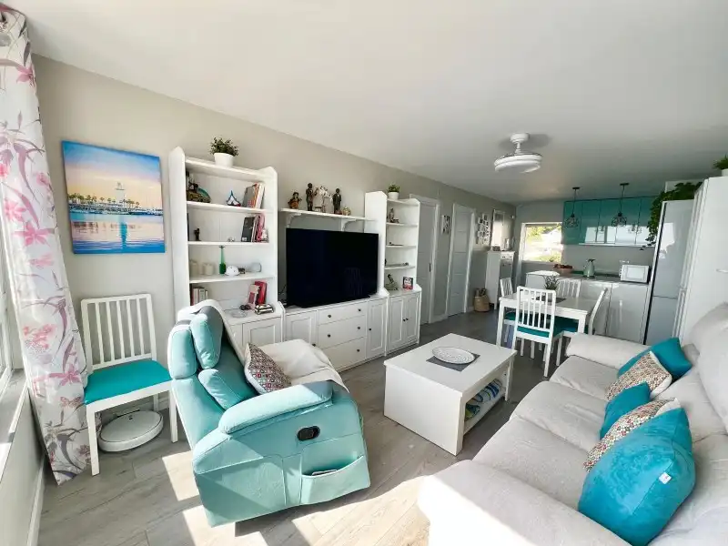 Sala d'estar de Pis en venda en Benalmádena amb Aire condicionat, Terrassa i Piscina