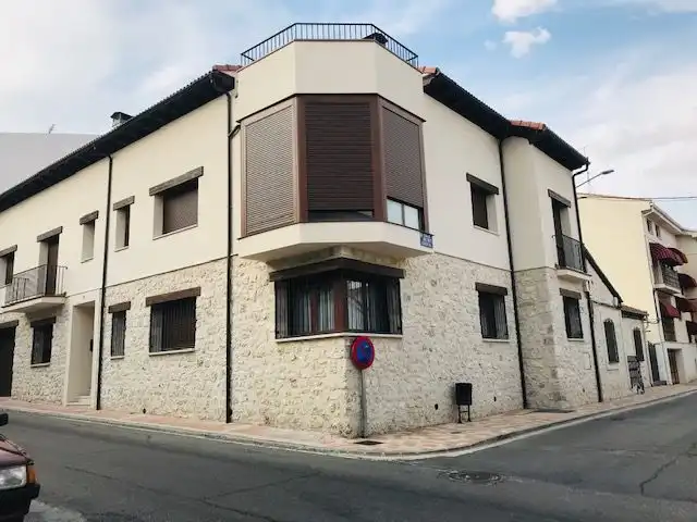 Vista exterior de Casa o xalet en venda en Cuéllar amb Calefacció, Jardí privat i Terrassa