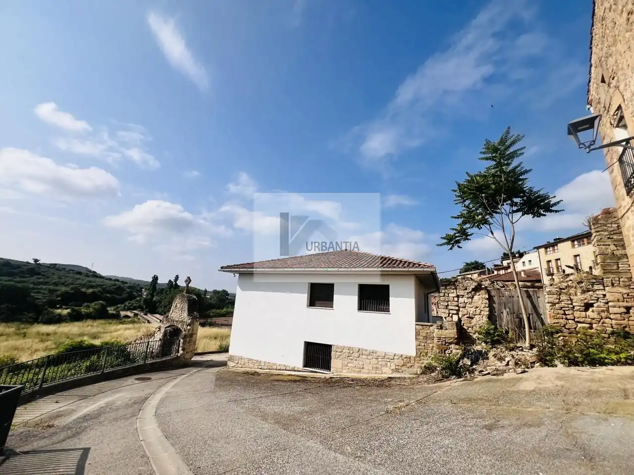 Außenansicht von Einfamilien-Reihenhaus zum Verkauf in Torres del Río mit Privatgarten