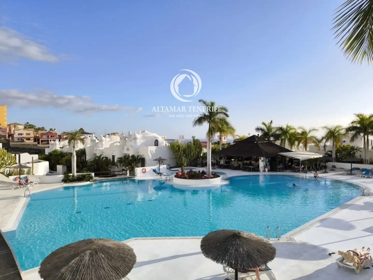 Apartamento con piscina en venta en Adeje 300