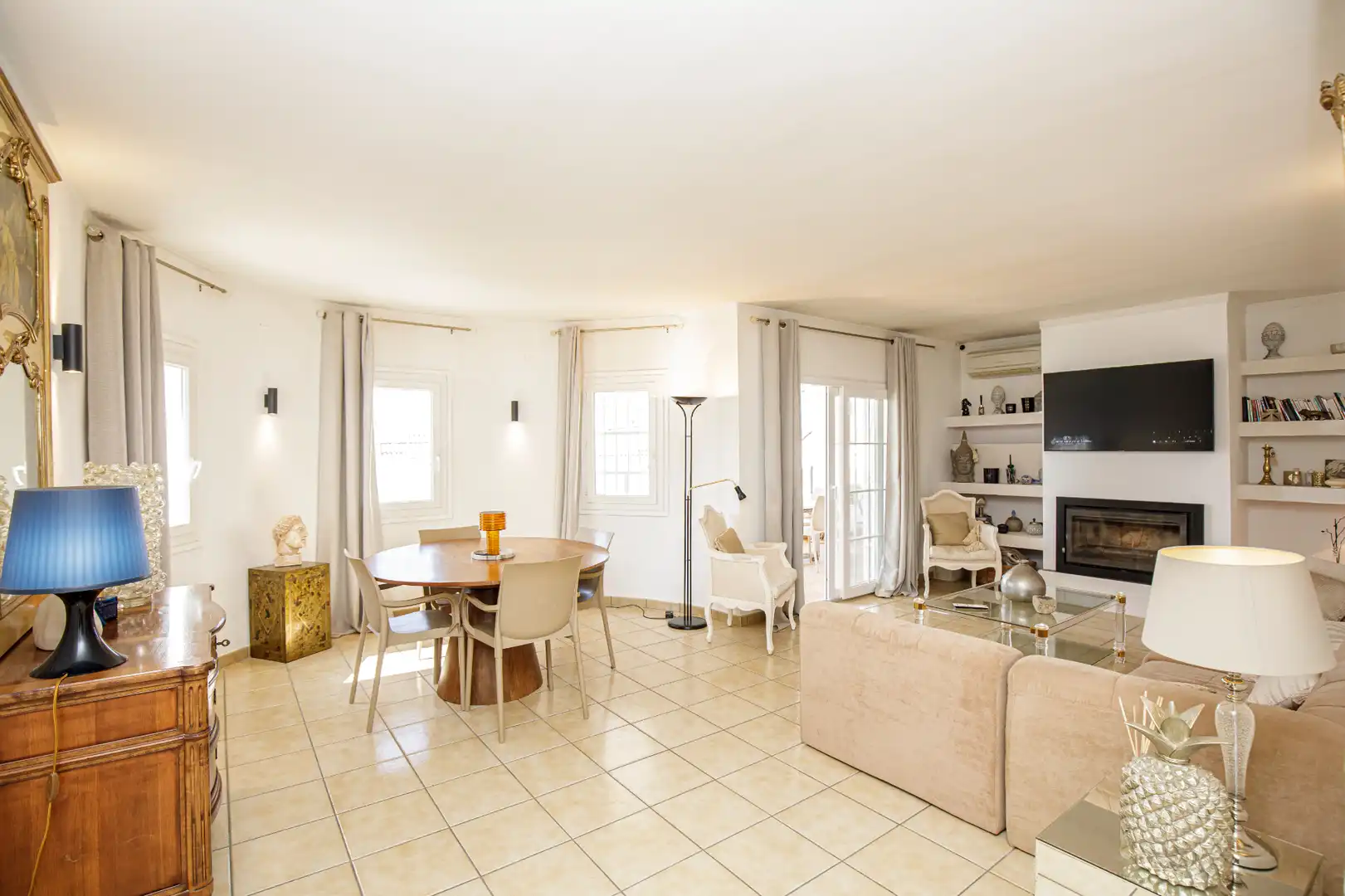 Sala d'estar de Casa o xalet en venda en L'Escala amb Aire condicionat, Jardí privat i Terrassa