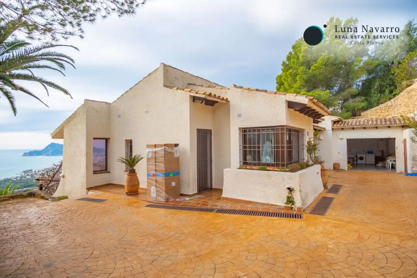 Detached house with pool for sale in Costa Azul