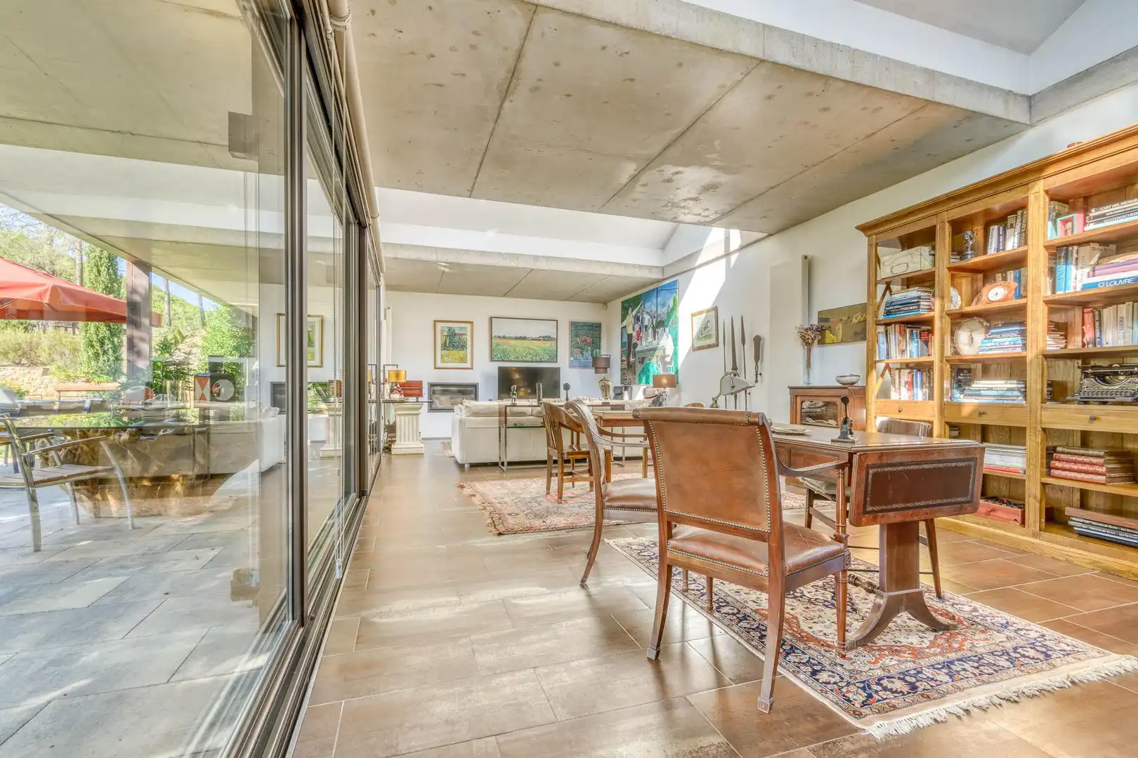 Sala de estar de Finca rústica en venta en Boadella i les Escaules con Calefacción, Jardín privado y Terraza
