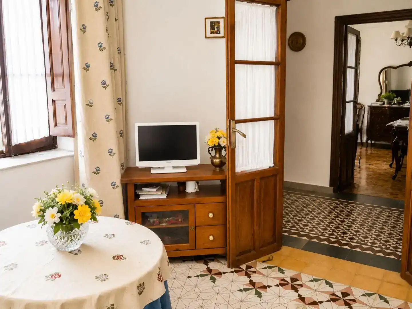 Sala d'estar de Casa adosada en venda en Pinos Puente amb Balcó