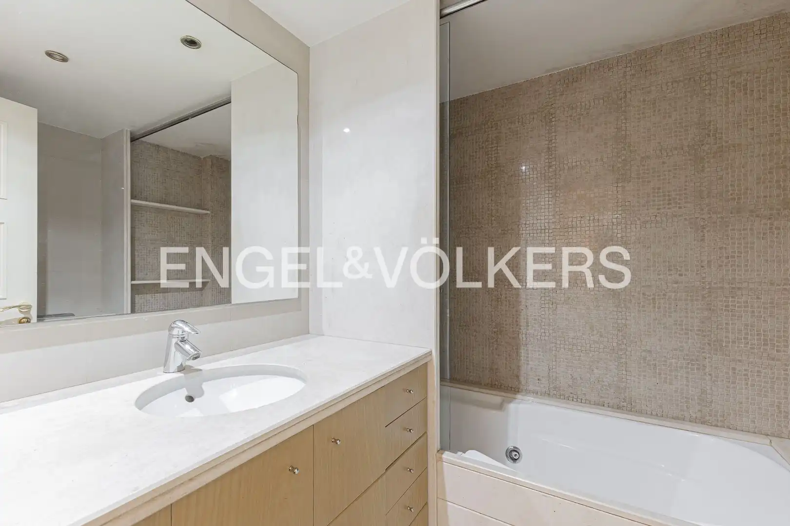 Bathroom of Flat for sale in Barcelona  with Air Conditioner, Heating and Private garden