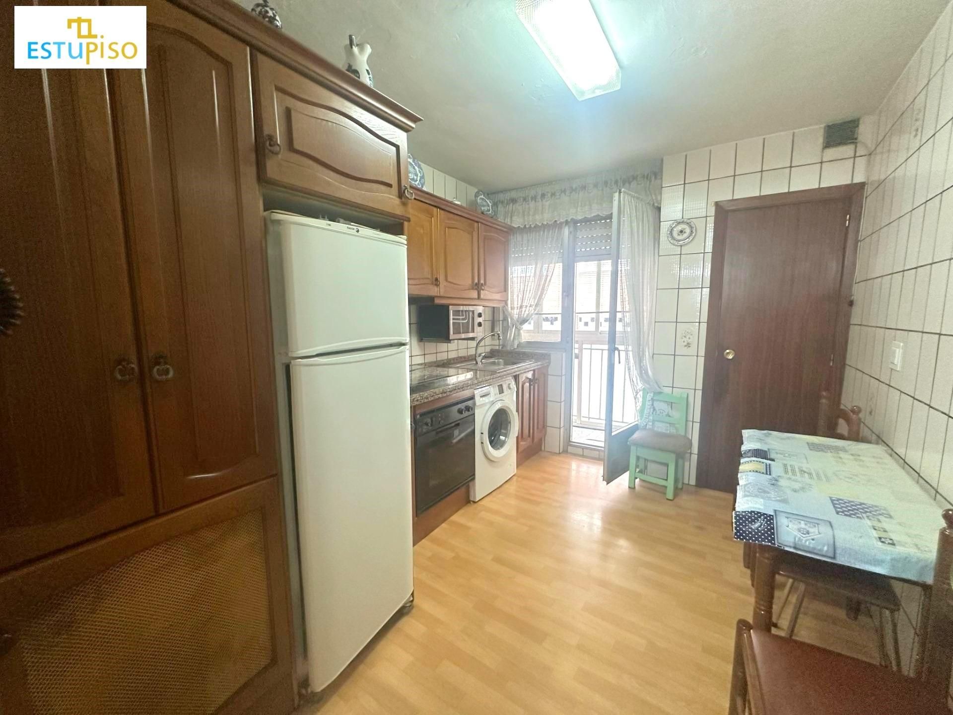Cuina de Apartament en venda en León Capital  amb Calefacció, Terrassa i Traster