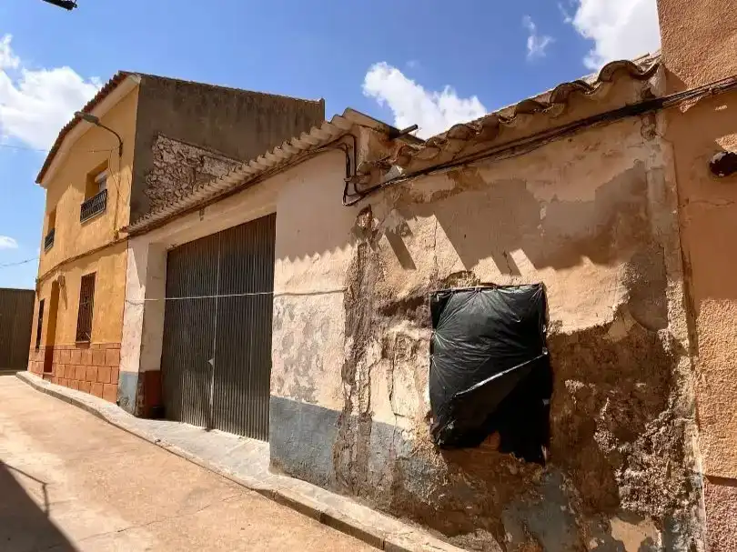 Vista exterior de Casa adosada en venda en Dosbarrios