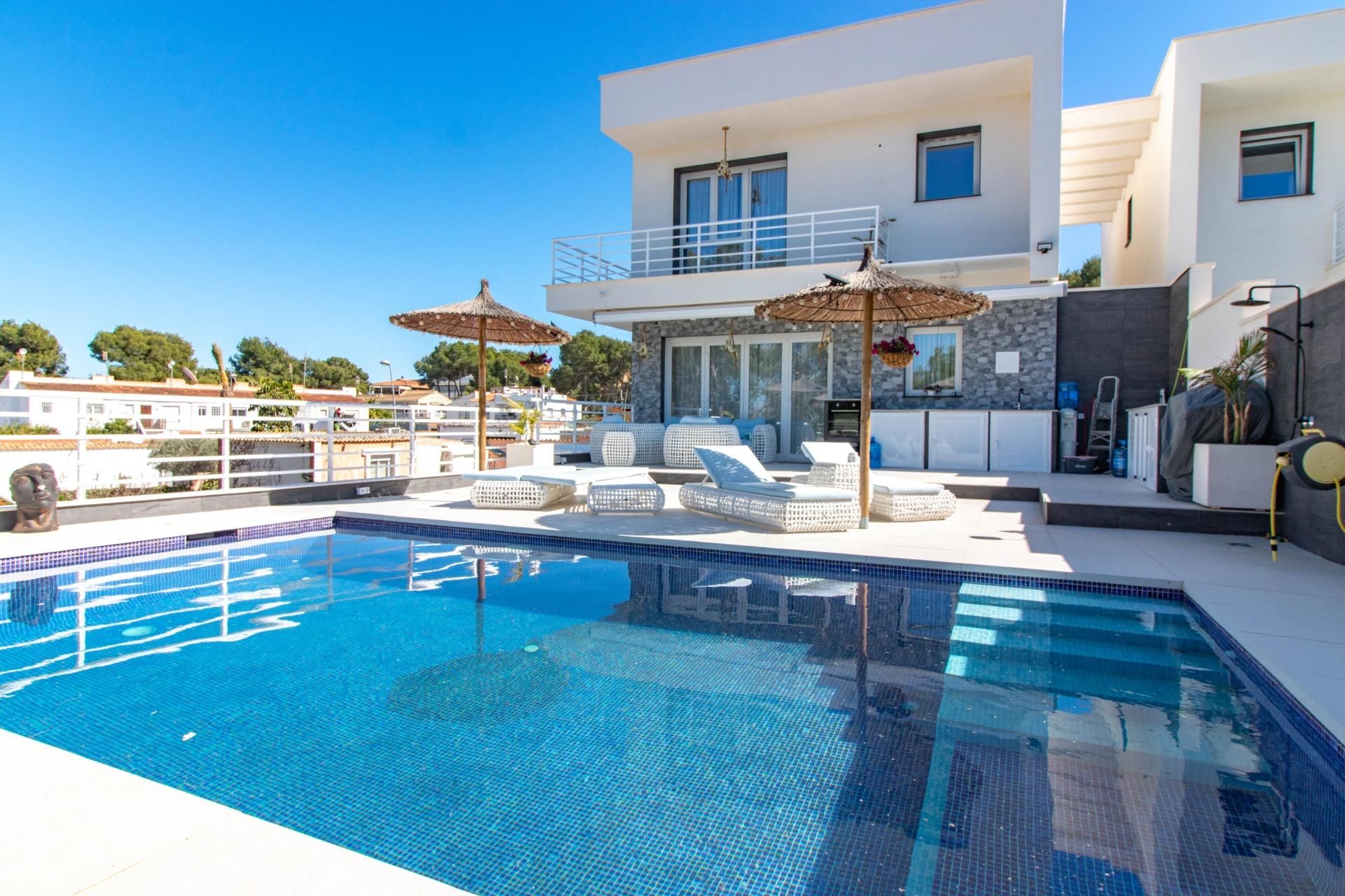 Swimming pool of House or chalet for sale in Torrevieja  with Air Conditioner, Private garden and Terrace