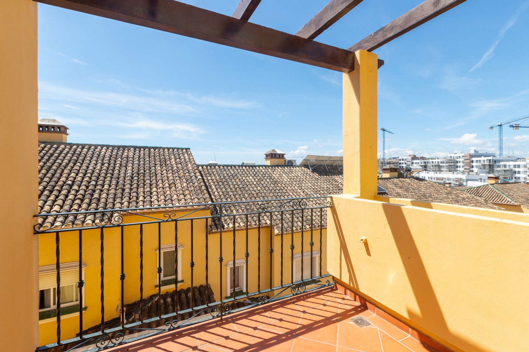Vista exterior de Casa adosada en venda en Estepona amb Terrassa, Traster i Balcó