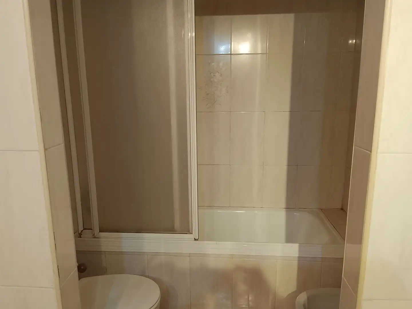 Badezimmer von Wohnung zum Verkauf in Madrigal de la Vera mit Klimaanlage, Heizung und Möbliert